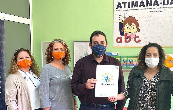 El concejal de Bienestar Social de La Laguna, Rubens Ascanio -en e centro de la imagen- con integrantes de la Asociación Atimana-DAH.