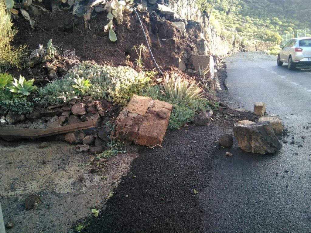 Materiales del derrumbe invaden la calzada.