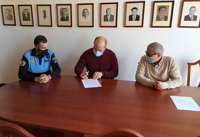 De izquierda a derecha de la imagen, el nuevo oficial, Armando José Herrera Martín; el alcalde de Buenavista, Antonio González Fortes, que firma el nombramiento, y el seretario municipal.