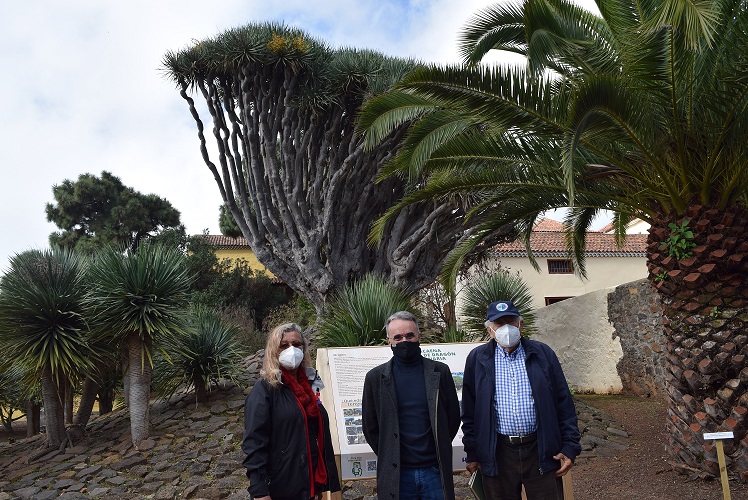 Parque el Drago. De izquierda a derecha de la imagen, Victoria Eugenia Martín, José Luis Hernández y Wolfredo Wildpret.