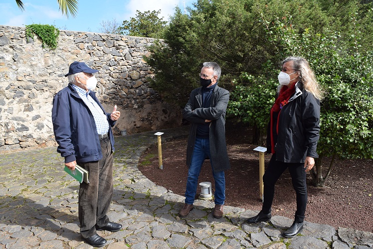 Parque el Drago. De izquierda a derecha de la imagen, Wolfredo Wildpret, José Luis Hernández y Victoria Eugenia Martín.