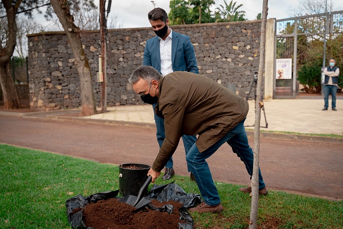 El concejal de Transición Ecológica y Lucha contra el cambio climático de La Laguna, José Luis Hernández -en primer plano-, procede a plantar el árbol en el Camino de Las Peras.