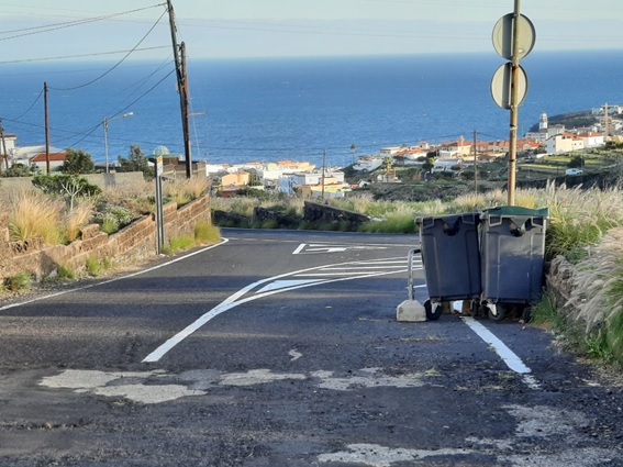 Calle sin aslfatar y contenedores amontonados que invaden la calzada en La Punta, Araya, Candelaria.