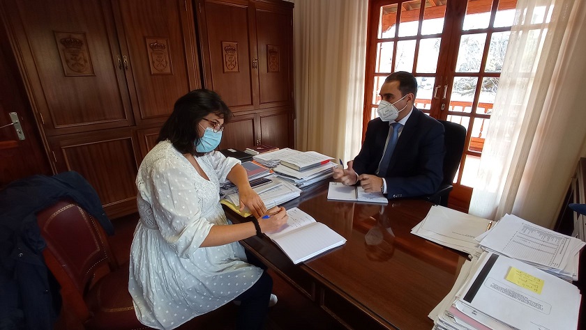 La concejala de Desarrollo Local de Tacoronte, Violeta Moreno (Sí se puede), firma los documentos del plan formativo ante el alcalde.