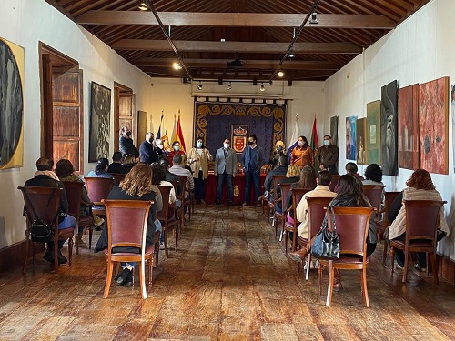 Acto de presentación de las políticas de empleo en el Ayuntamiento de Tacoronte. Ante la mesa, en el centro, la concejala de Empleo -izquierda- y el alcalde de Tacoronte. 