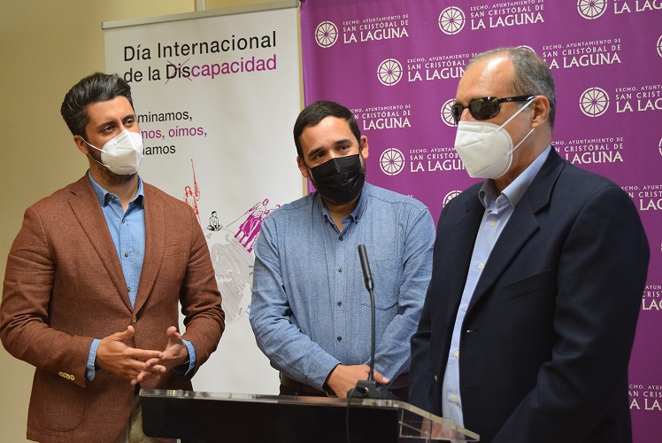 De izquierda a derecha de la imagen: el alcalde de La Laguna, Luis Yeray Gutiérrez; el concejal de Bienestar Social, Rubens Ascanio, y el presidente de de Asocide Canarias, Antonio Acosta.