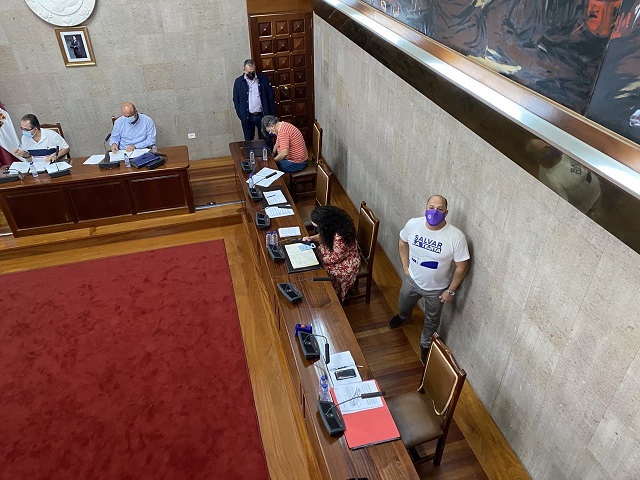 El concejal de Sí Podemos Granadilla, Pedro Hernández, en el pleno de este jueves, 24 de junio, con la camiseta alusiva al movimiento ciudadano Salvar La Tejita. 