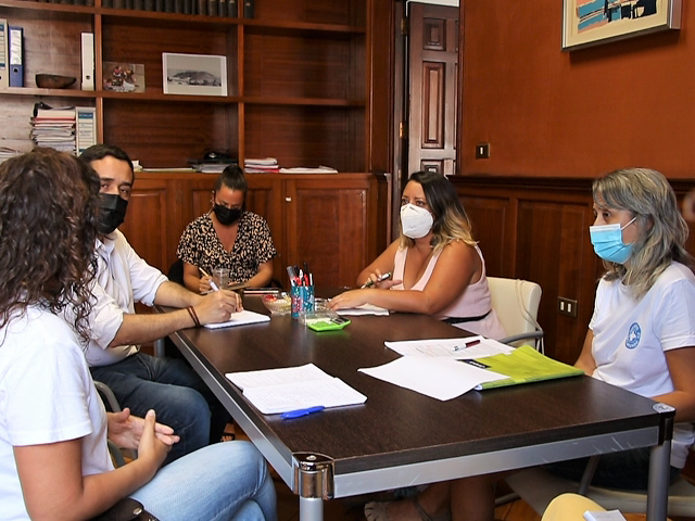 El concejal de Bienestar Social de La Laguna, Rubens Ascanio -a la izquierda de la imagen- y la concejala de Igualdad, Idaira Afonso -a la derecha, al fondo-, durante la segunda reunión con Mëdicos del Mundo para abordar el programa sobre prostitución.