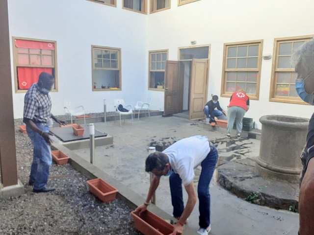 Personal voluntario de la AAVV del Casco y de la Cruz Roja participan en la instalación del huerto urbano en el RAM Clemencia Hardisson. 
