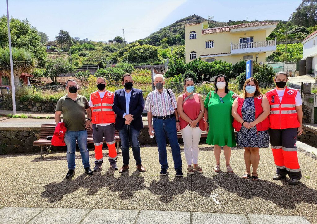 Foto de grupo en la que, junto al personal de la Cruz Roja, se encuentrran (de izquierda a derecha de la imagen, Cirilo Rodríguez Felipe, vecino de Las Carboneras; el concejal de Bienestar Social y Calidad de Vida del Ayuntamiento de La Laguna, Rubens Ascanio; el presidente de la Asamblea Comarcal de Cruz Roja, Fernando Galván, y la consejera insular del Área de Acción Social, Marián Franquet.