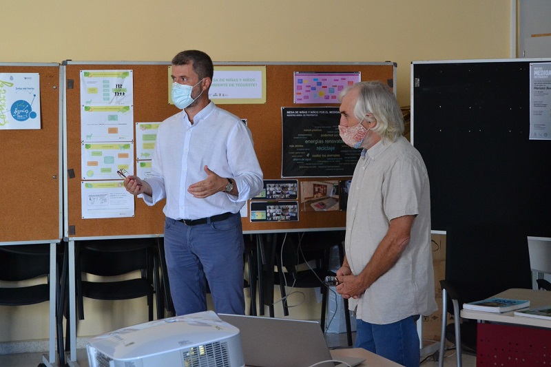 De izquierda a derecha de la imagen, el concejal de Medioambiente y Transición Ecológica de Tegueste, Manuel Martín, presenta al experto Mariano Bueno.