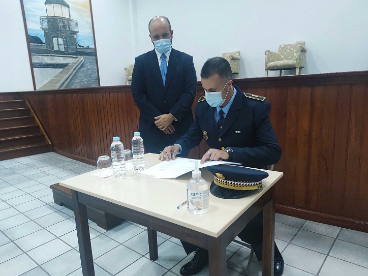 El oficial firma el documento en el que toma posesión de su nuevo rango.