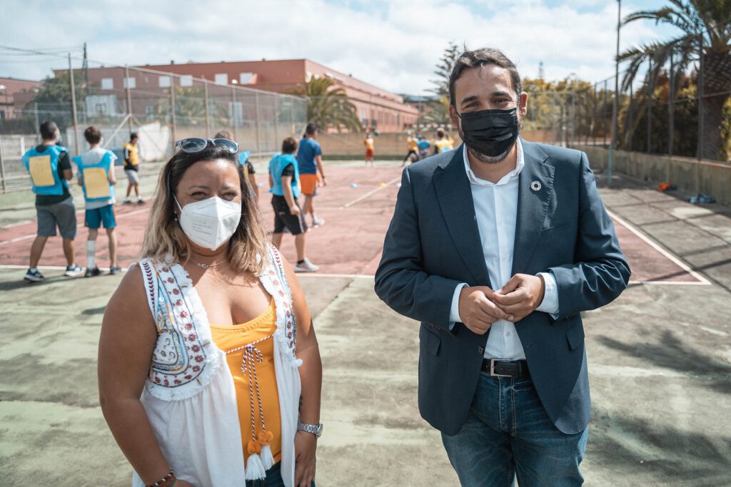 De izquierda a derecha de la imagen, la concejala y presidenta del Organismo Autónomo de Deportes de La Laguna,Idaira Afons, y el concejal de Bienestar Social, Rubens Ascanio,, durante su visita al pabellón Alberto Delgado.