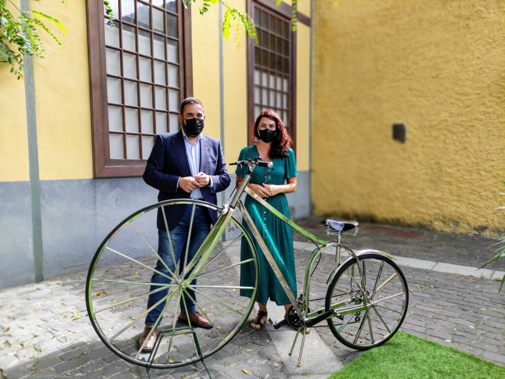 De izquierda a derecha de la imagen, el concejal de Bienestar Social de La Laguna, Rubens Ascanio, y la concejala de Movilidad Sostenible, María José Roca, en el acto de presentación del programa de la Semana Europea de la Movilidad 2021.