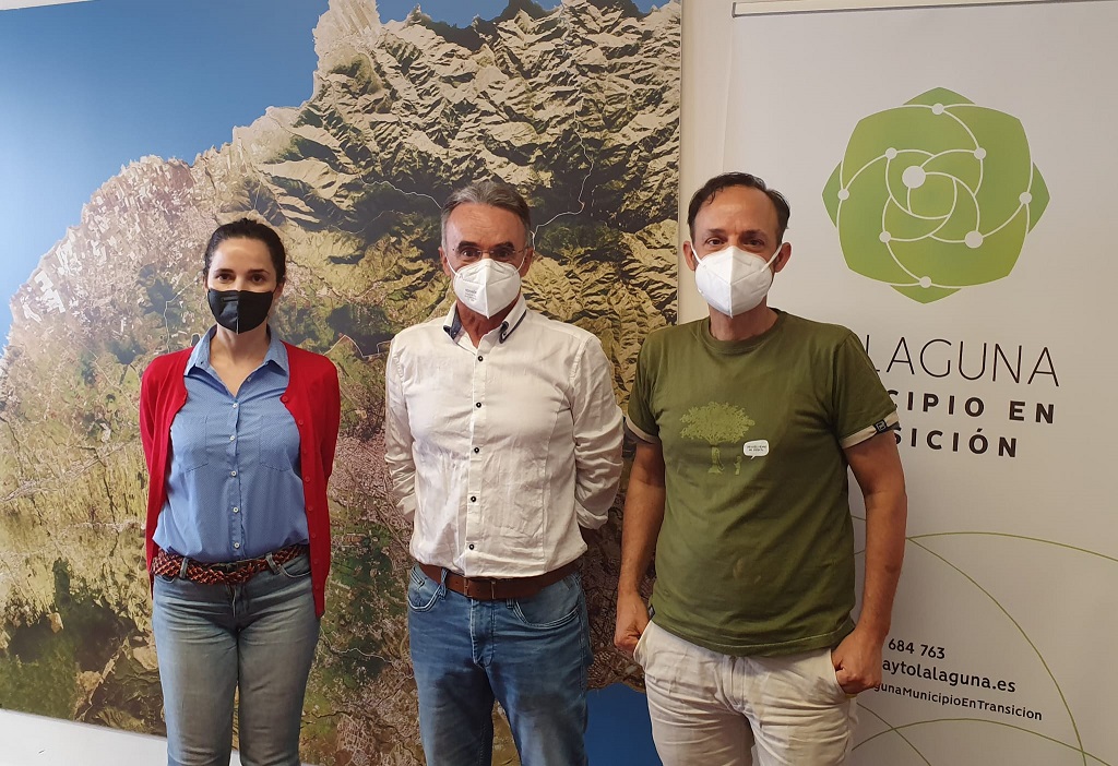 El concejal de Medio Ambiente y Lucha contra el cambio climático de La Laguna, José Luis Hernández (en el centro), junto a integrantes de la Mesa del Árbol del municipio.