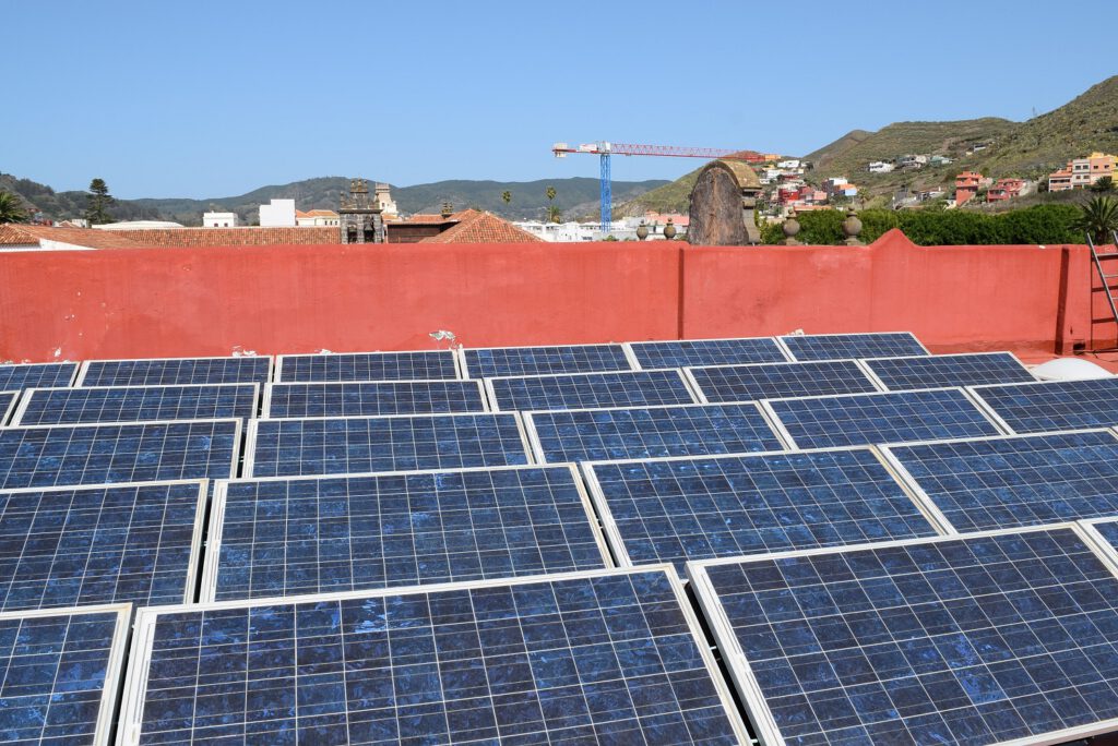 Placas solares instaladas en la azotea de la sede del Ayuntamiento de La Laguna.