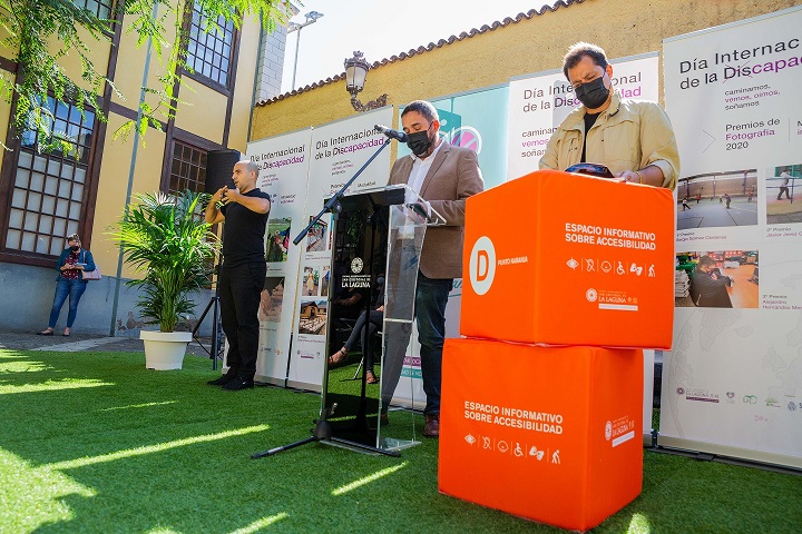 De izquierda a derecha de la imagen, el intérprete en lengua de signos, el concejal de Bienestar Social de La Laguna, Rubens Ascanio, y el edil de Fiestas, Badel Albelo, durante la presentación del primer Punto Naranja.
