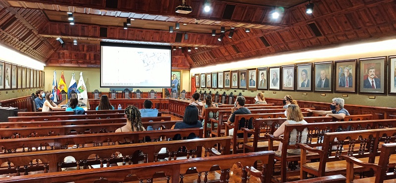 Imagen de la sesión de la Mesa de Movilidad Escolar de Puerto de la Cruz, en el salón de plenos municipal.