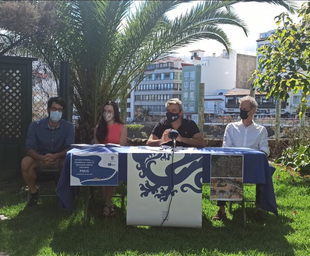 En el centro de la mesa, el concejal de Ciudad Sostenible y Planificación de Puerto de la Cruz, David Hernández, en la presentación del PMUS, junto a, el coordinador del proyecto e ingeniero de Caminos Fernando Davara, la redactora e ingeniera de Obras Públicas Irene Caro y el sociólogo Mesoramis Luis, a ambos lados.
