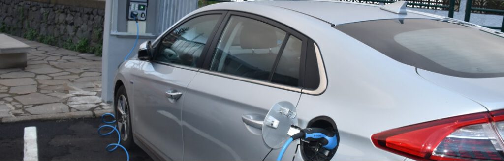 Imagen de un coche eléctrico en el momento de la recarga de energía.
