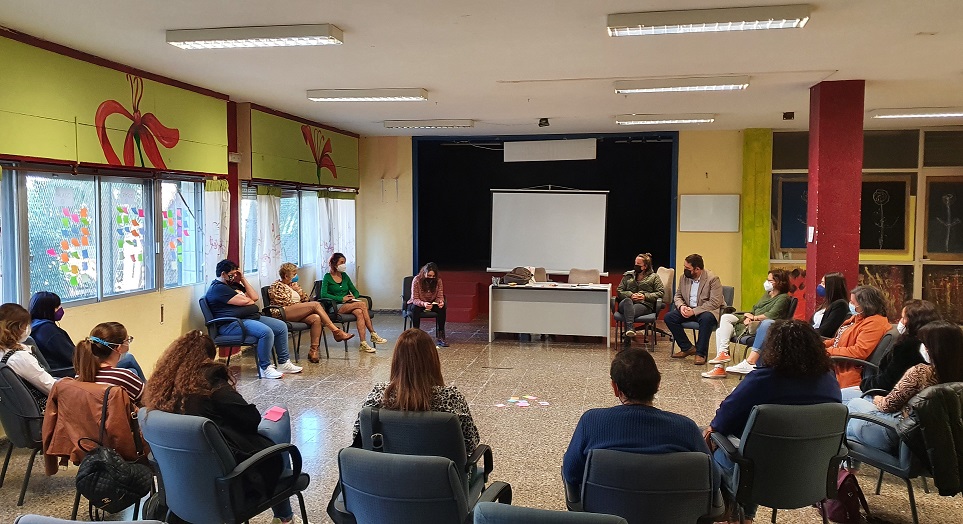 El concejal de Bienestar Social de La Laguna, Rubens Ascanio, y su equipo, en la puesta en común final tras la elaboración del estudio.