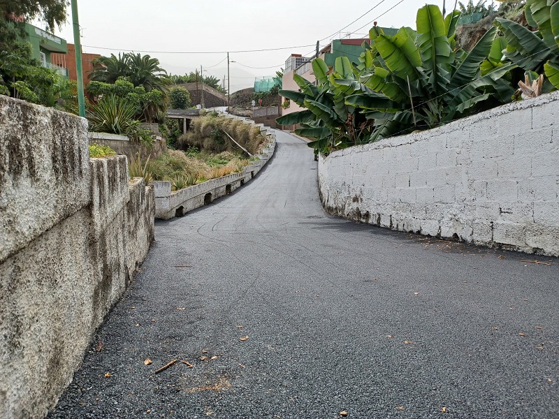 Estado del Camino Cordobés (barrio de San Antonio), después de las labores de asfaltado. 