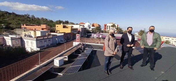 De izquierda a derecha de la imagen, la concejala de Medio Ambiente de Tacronte, Carmela Díaz; el alcalde, José Daniel Díaz, y el concejal de Obras y Servicios, Antonio Gil.