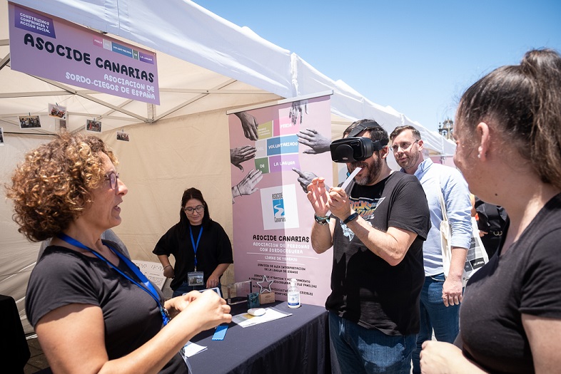 El concejal de Bienestar Social de La Laguna, Rubens Ascanio, participa en una actividad informativa en el stand de Asocide.