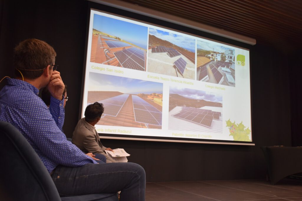 El concejal de Transición Ecológica de El Rosario, Fidel Vázquez "segundo a la izquierda, de espaldas) observa la presentación de los resultados previstos con la instalación de placas solares en el polígono La Campana.