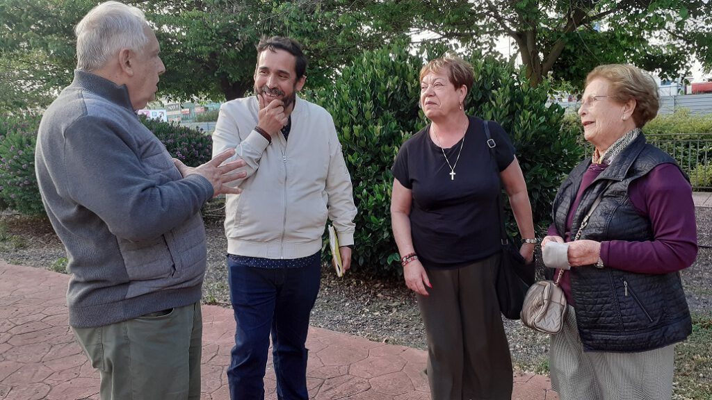 El primer teniente de alcalde de La Laguna y concejal de Bienestar Social, Rubens Ascanio (en el centro de la imagen), junto a integrantes de la Asociación Vecinal Camino Real de la Villa. 