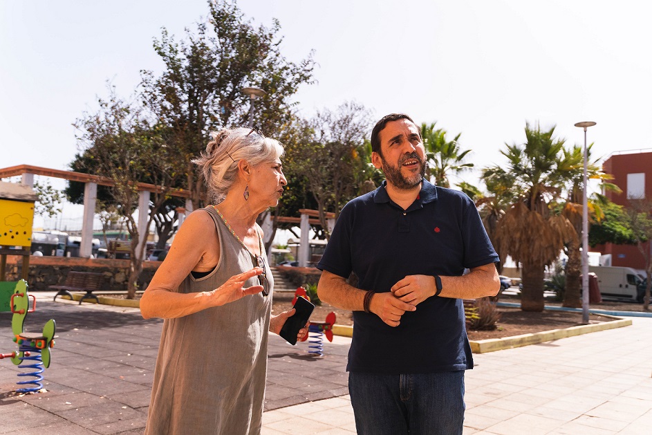 La presidenta de la Asociación Mercedes Machado, Trinidad Jorge Ledesma, y el concejal de Bienestar Social de La Laguna, Rubens Ascanio.