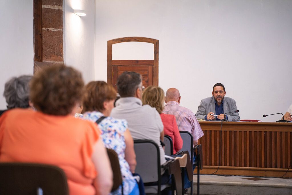 El concejal de Bienestar Social de La Laguna, Rubens Ascanio, preside una reunión del Consejo de Mayores. (Foto de archivo).