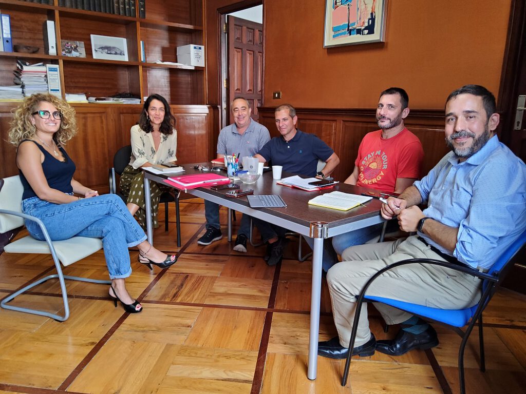 Entre los concejales Aitami Bruno -izquierda- y Rubens Ascanio -derecha-, representantes de CCOO en Tenerife.