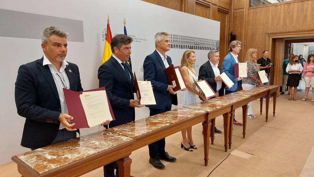 A la izquierda de la imagen, el concejal de Ciudad Sostenible y Planificación de Puerto de la Cruz, David Hernández, en el acto de firma del acuerdo con el Ministerio.