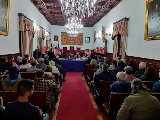 Imagen de la presentación del libro en el salón de plenos del Ayuntamiento de La Laguna.