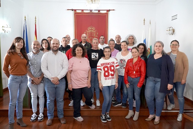 El alcalde de Buenavista del Norte, Antonio González Fortes -en la primera fila, en el centro, a la izquierda-, y la concejala de Desarrollo Local -a la derecha-, Vanesa Martín Évora, junto a las personas que participan en el PFAE 'Baracán'.